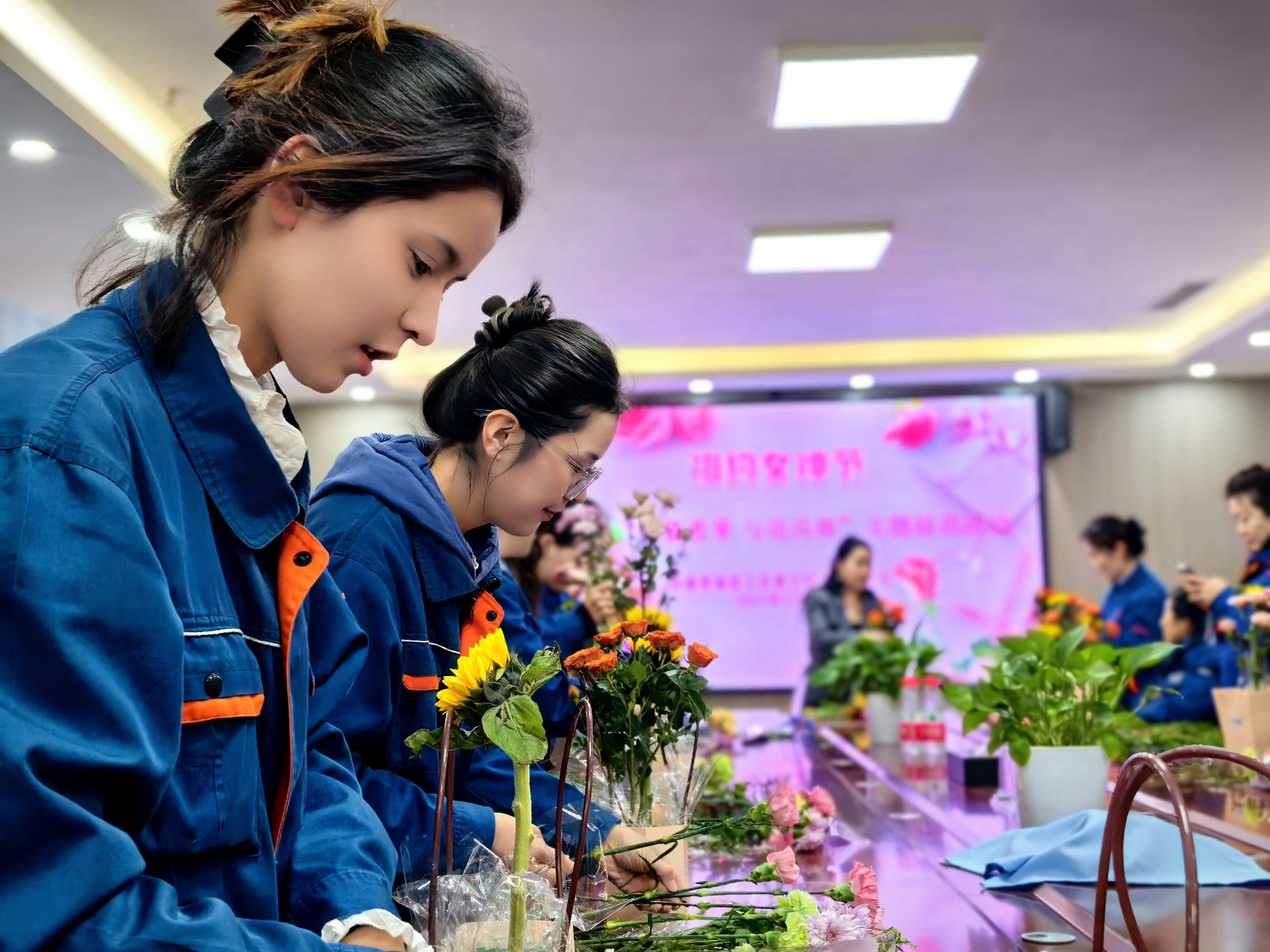 “綻放芳華·與花共舞”——新疆奧福開展“三八”婦女節(jié)插花手工制作活動