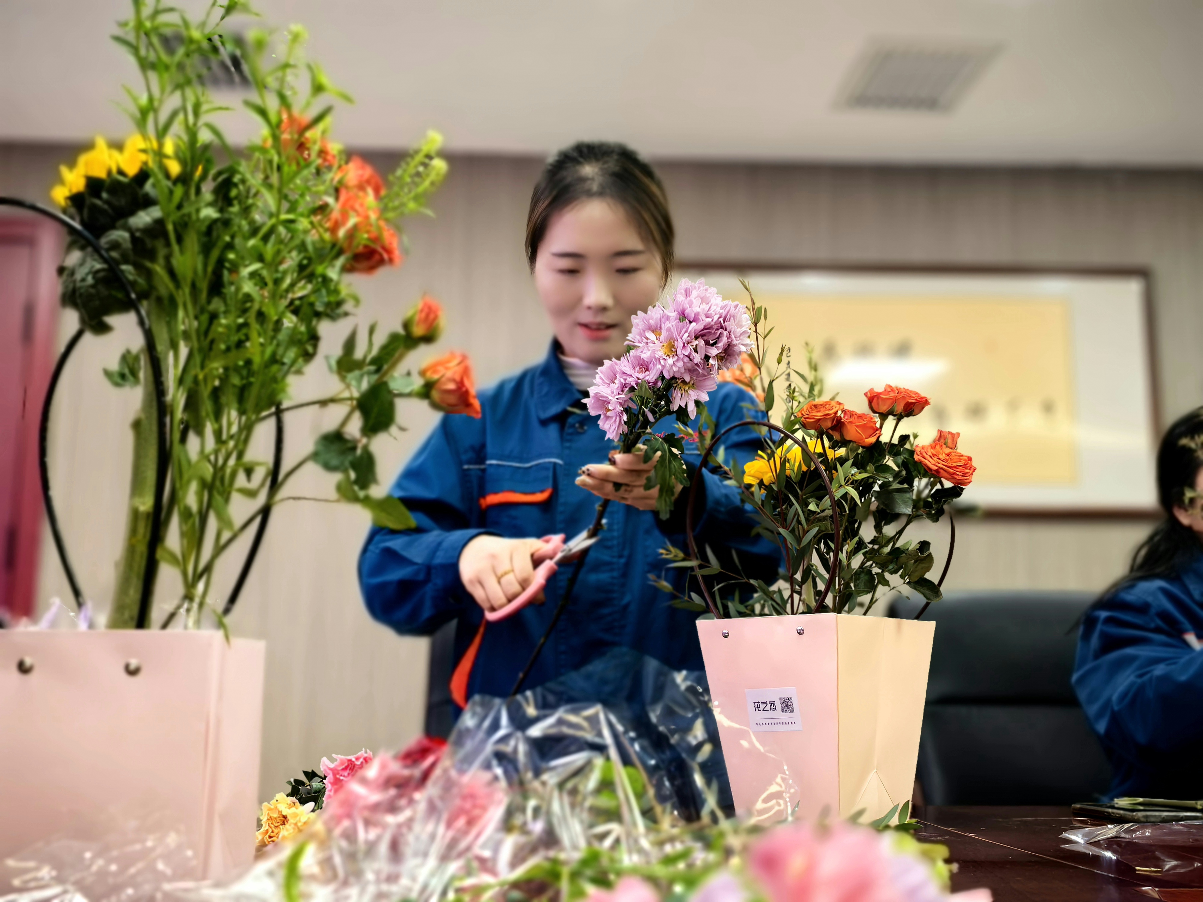 “綻放芳華·與花共舞”——新疆奧福開展“三八”婦女節(jié)插花手工制作活動